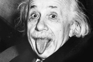 Albert Einstein nyelvöltögető